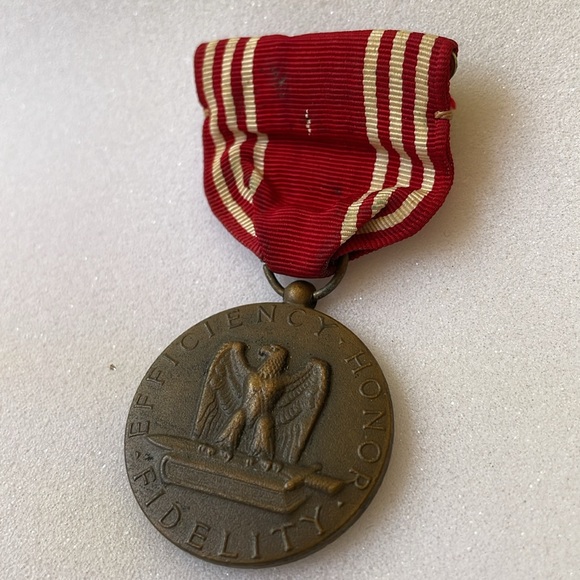 VTG WWII US Army medal lapel award For Good Condact red ribbon - Picture 2 of 7